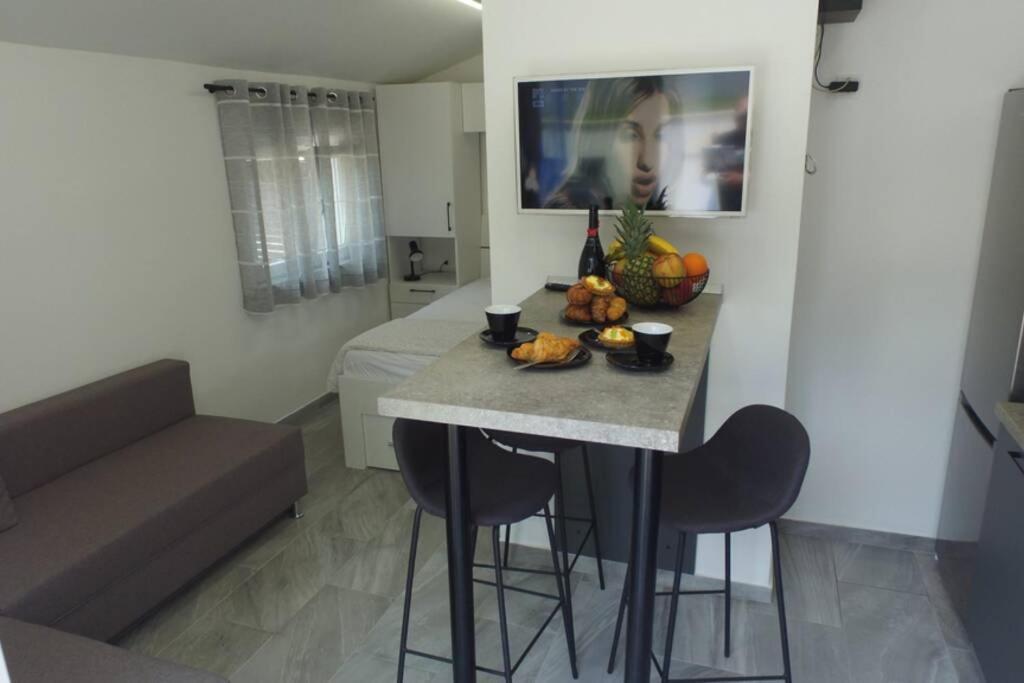 Apartment In Park Forest Soline Near The Sea Pjescana Uvala Eksteriør billede